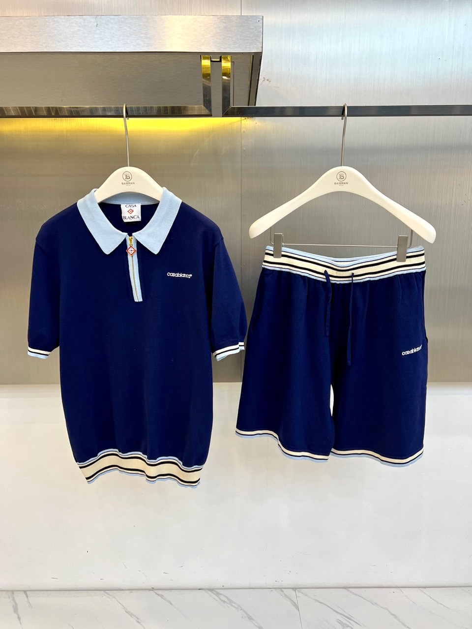 Casablanca、2026春夏新品套装，主调碰撞翻领与条纹边饰，营造经典学院风与现代运动感的完美融合