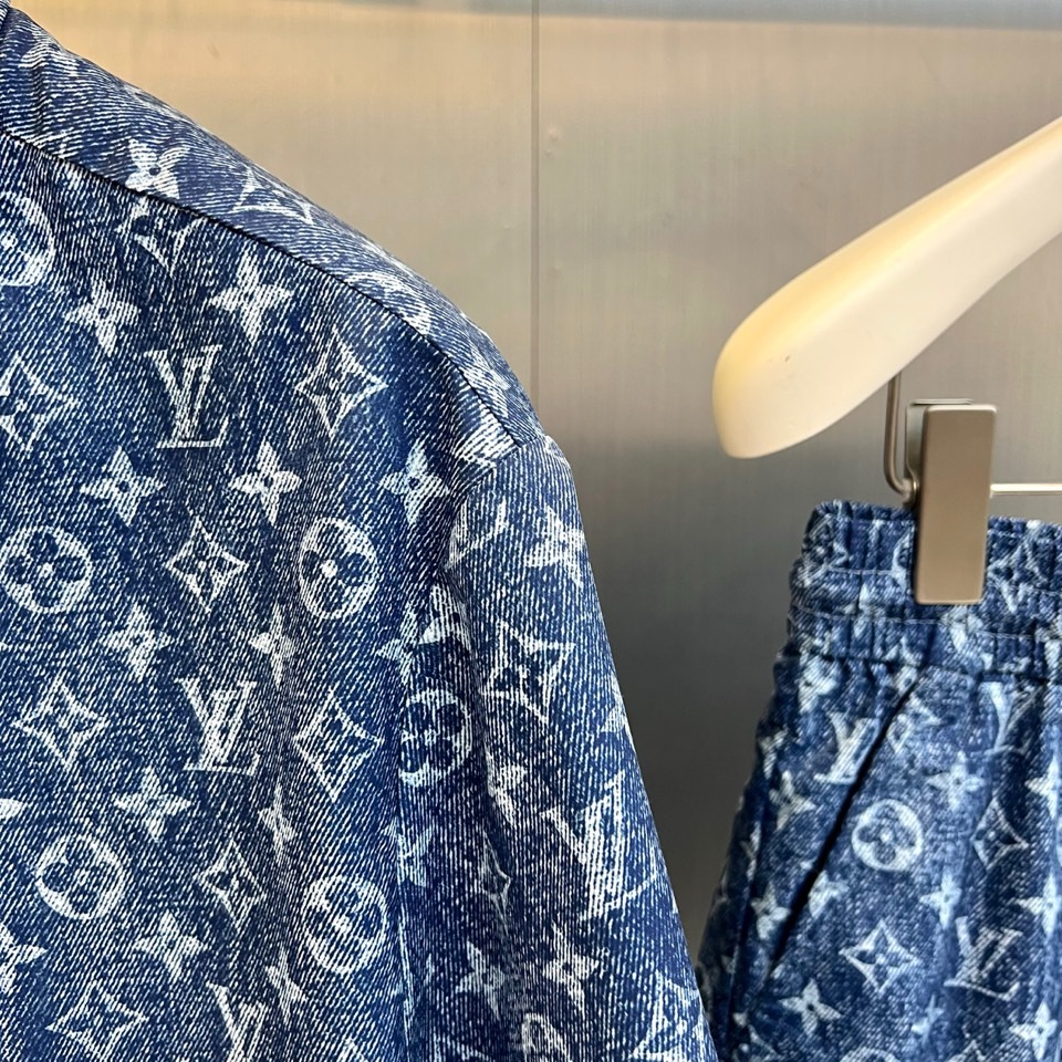 一套.1v威登、2026春夏新品老花套装，以清透主色调，满幅经典老花图案交织呈现，将复古奢华与活力清新完