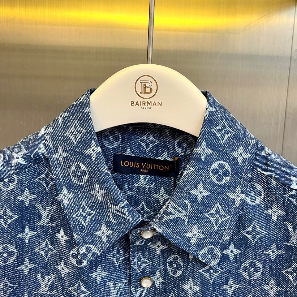 一套.1v威登、2026春夏新品老花套装，以清透主色调，满幅经典老花图案交织呈现，将复古奢华与活力清新完