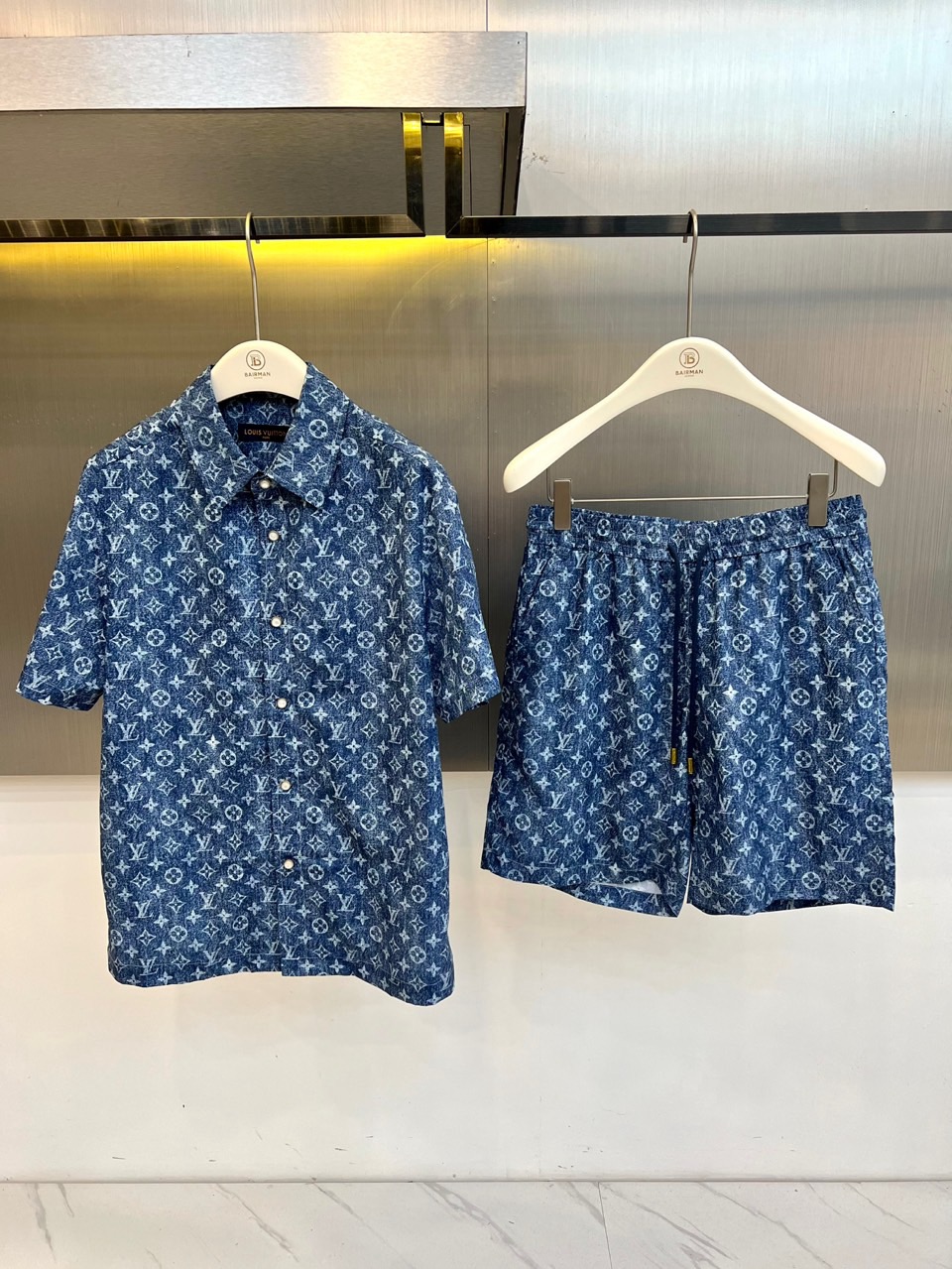 一套.1v威登、2026春夏新品老花套装，以清透主色调，满幅经典老花图案交织呈现，将复古奢华与活力清新完