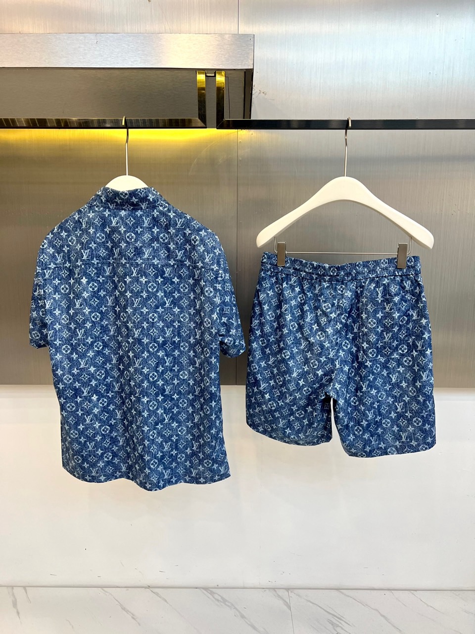 一套.1v威登、2026春夏新品老花套装，以清透主色调，满幅经典老花图案交织呈现，将复古奢华与活力清新完