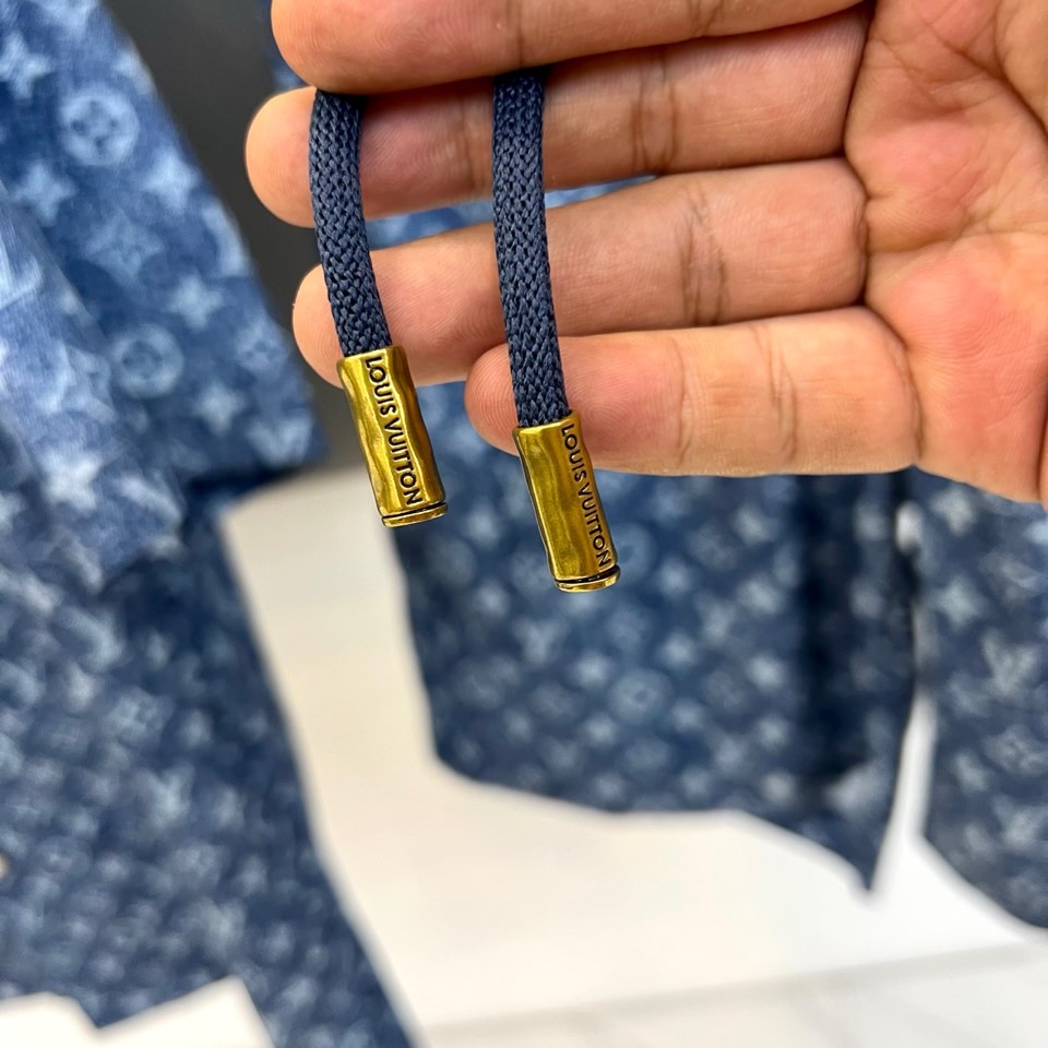 一套.1v威登、2026春夏新品老花套装，以清透主色调，满幅经典老花图案交织呈现，将复古奢华与活力清新完