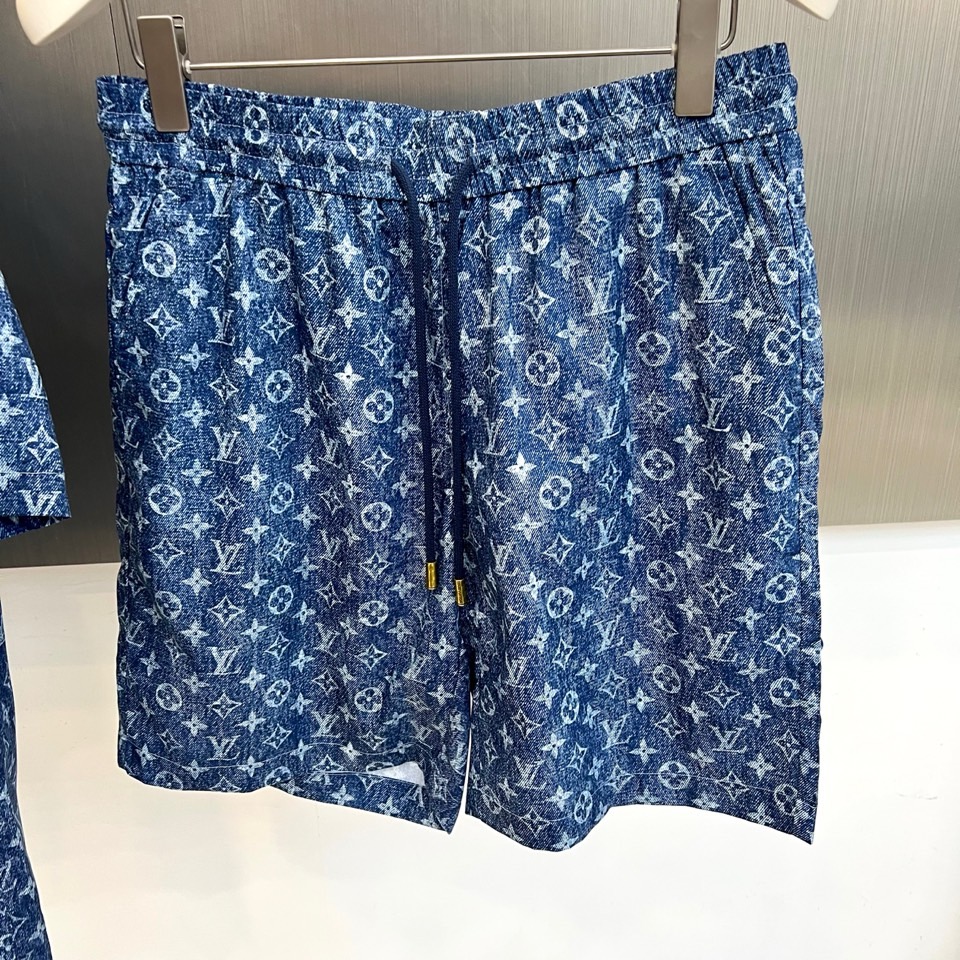 一套.1v威登、2026春夏新品老花套装，以清透主色调，满幅经典老花图案交织呈现，将复古奢华与活力清新完