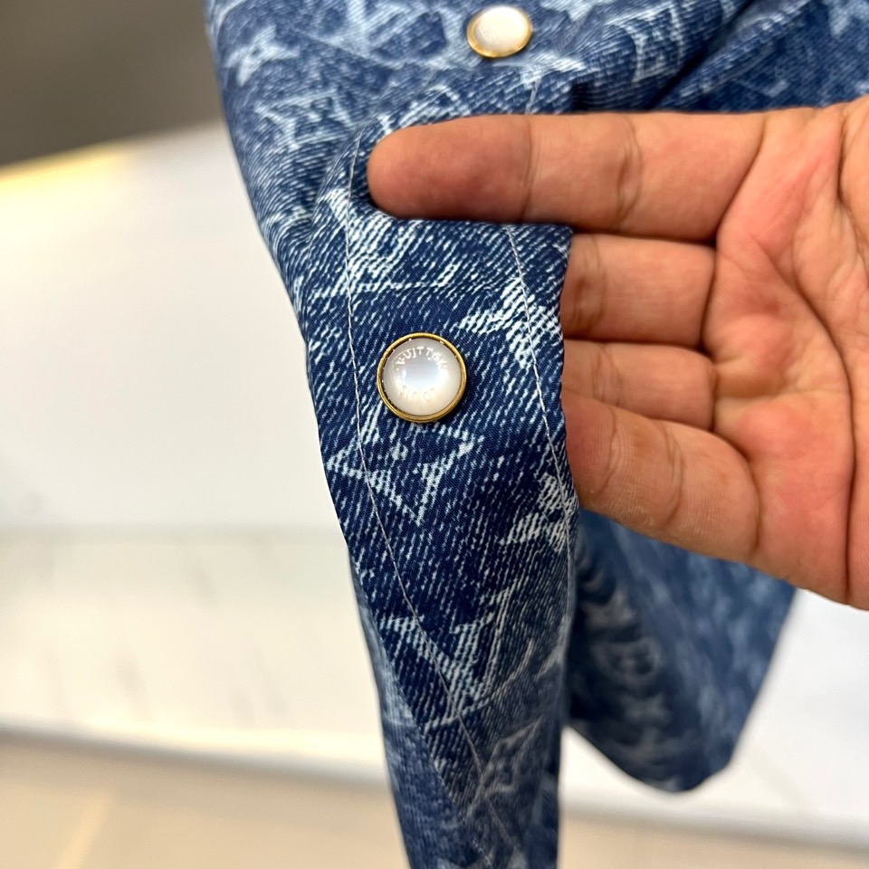 一套.1v威登、2026春夏新品老花套装，以清透主色调，满幅经典老花图案交织呈现，将复古奢华与活力清新完