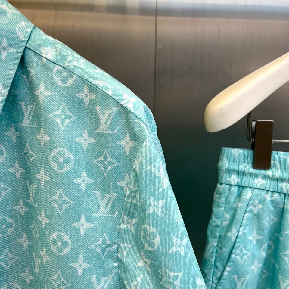 一套.1v威登、2026春夏新品老花套装，以清透主色调，满幅经典老花图案交织呈现，将复古奢华与活力清新完