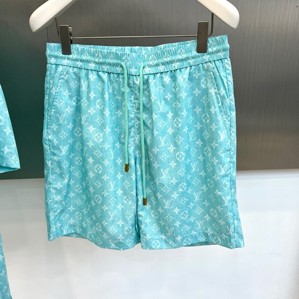 一套.1v威登、2026春夏新品老花套装，以清透主色调，满幅经典老花图案交织呈现，将复古奢华与活力清新完