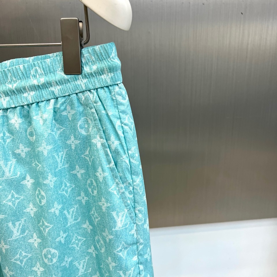 一套.1v威登、2026春夏新品老花套装，以清透主色调，满幅经典老花图案交织呈现，将复古奢华与活力清新完