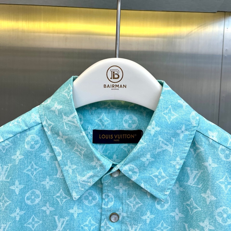 一套.1v威登、2026春夏新品老花套装，以清透主色调，满幅经典老花图案交织呈现，将复古奢华与活力清新完