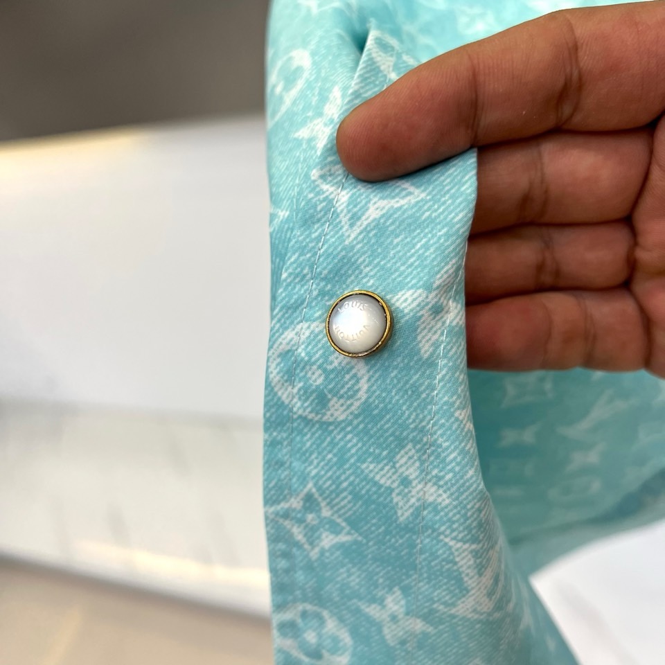 一套.1v威登、2026春夏新品老花套装，以清透主色调，满幅经典老花图案交织呈现，将复古奢华与活力清新完