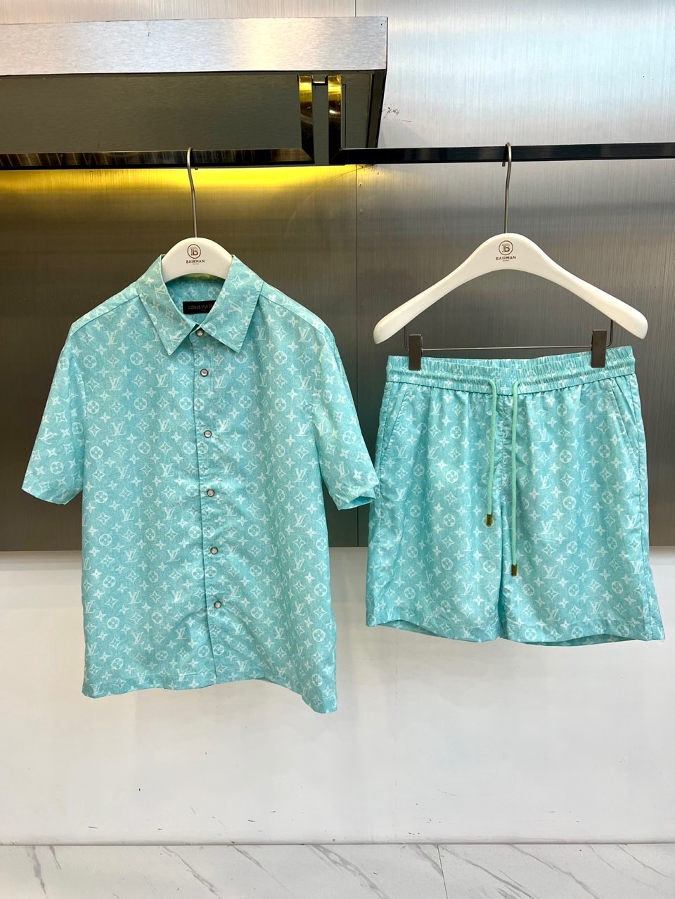 一套.1v威登、2026春夏新品老花套装，以清透主色调，满幅经典老花图案交织呈现，将复古奢华与活力清新完