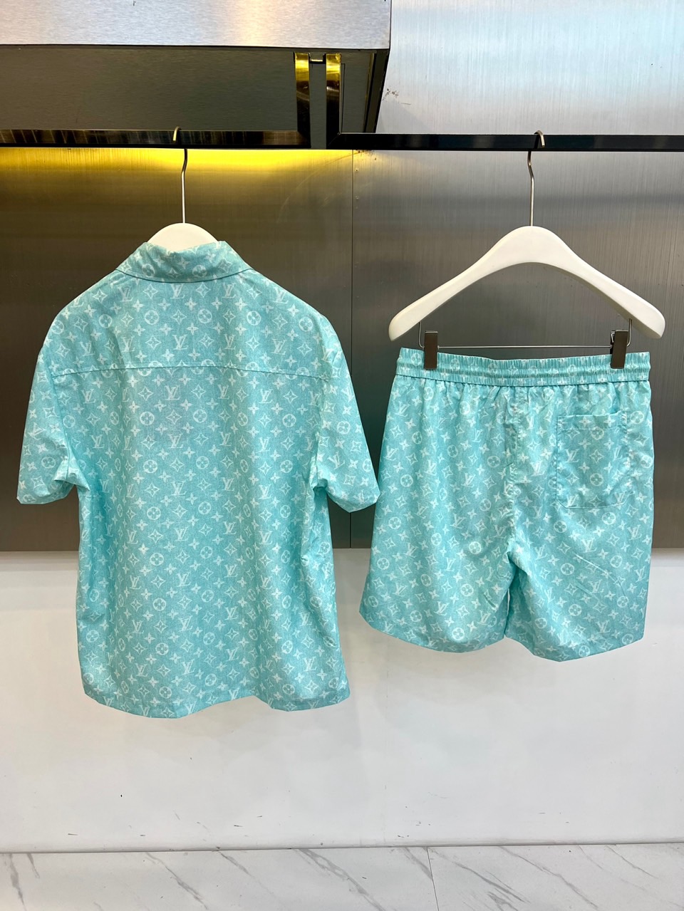 一套.1v威登、2026春夏新品老花套装，以清透主色调，满幅经典老花图案交织呈现，将复古奢华与活力清新完