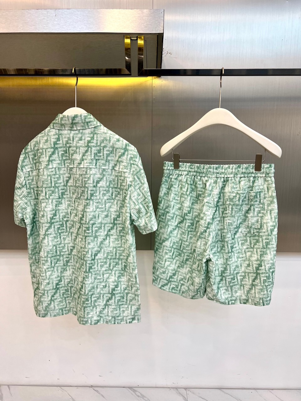 一套.Fend芬迪、2026春夏新品套装，以清新主调融合品牌标志性FF老花纹理，打造出极具辨识度的度假风