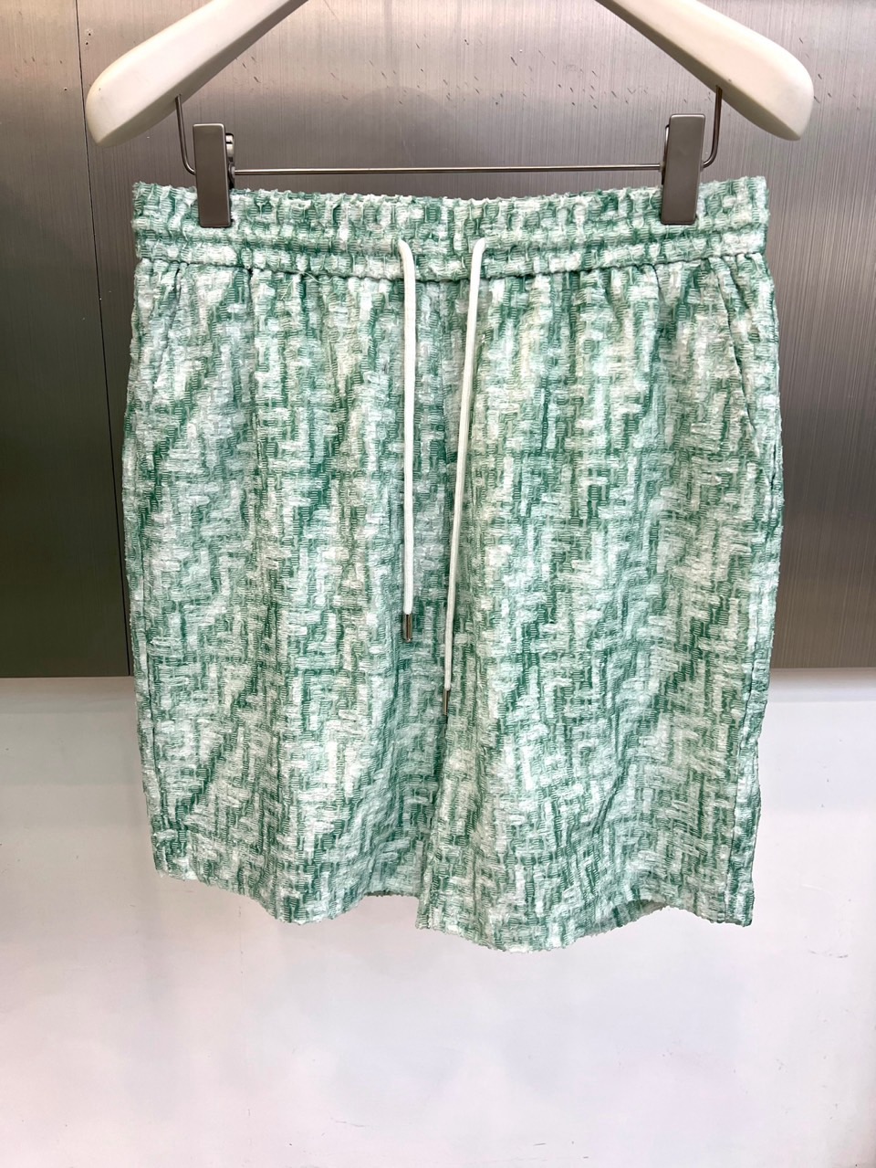 一套.Fend芬迪、2026春夏新品套装，以清新主调融合品牌标志性FF老花纹理，打造出极具辨识度的度假风