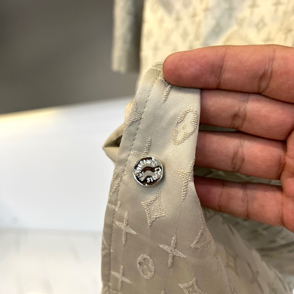 一套.1v威登、2026春夏新品老花套装，以纯色调重塑经典Monogram图案，低调中彰显奢华质感。短袖