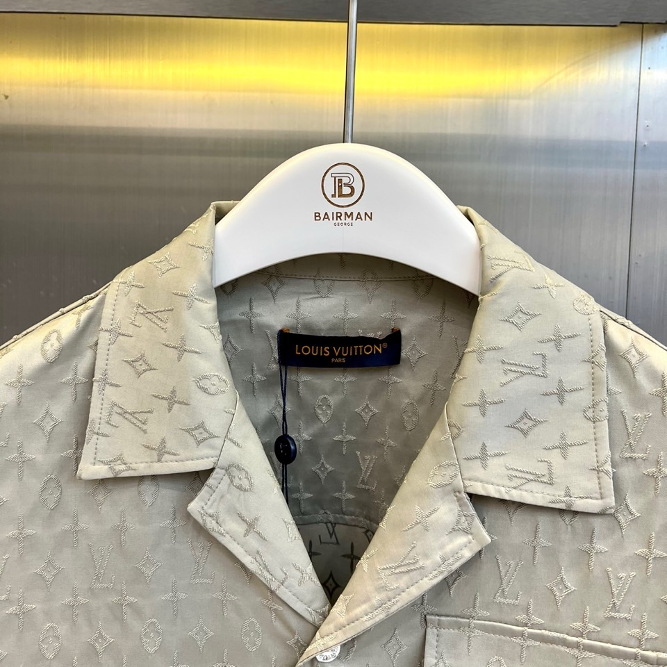 一套.1v威登、2026春夏新品老花套装，以纯色调重塑经典Monogram图案，低调中彰显奢华质感。短袖