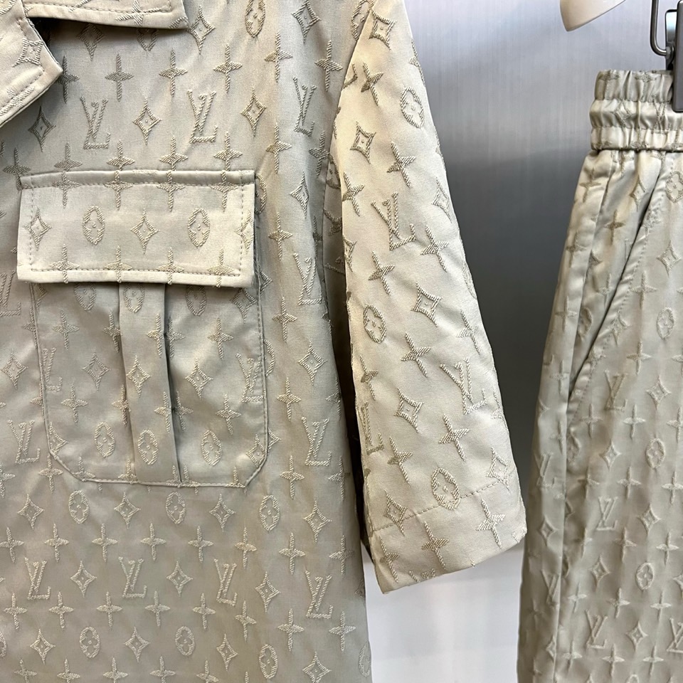 一套.1v威登、2026春夏新品老花套装，以纯色调重塑经典Monogram图案，低调中彰显奢华质感。短袖