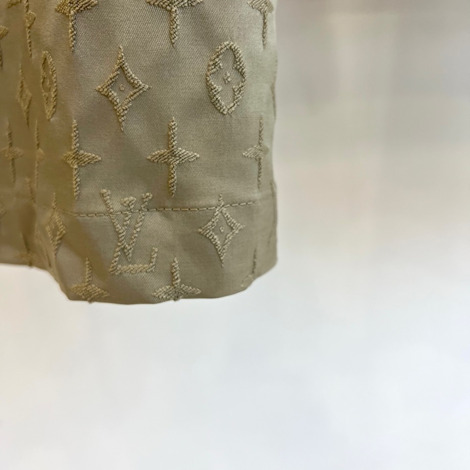 一套.1v威登、2026春夏新品老花套装，以纯色调重塑经典Monogram图案，低调中彰显奢华质感。短袖