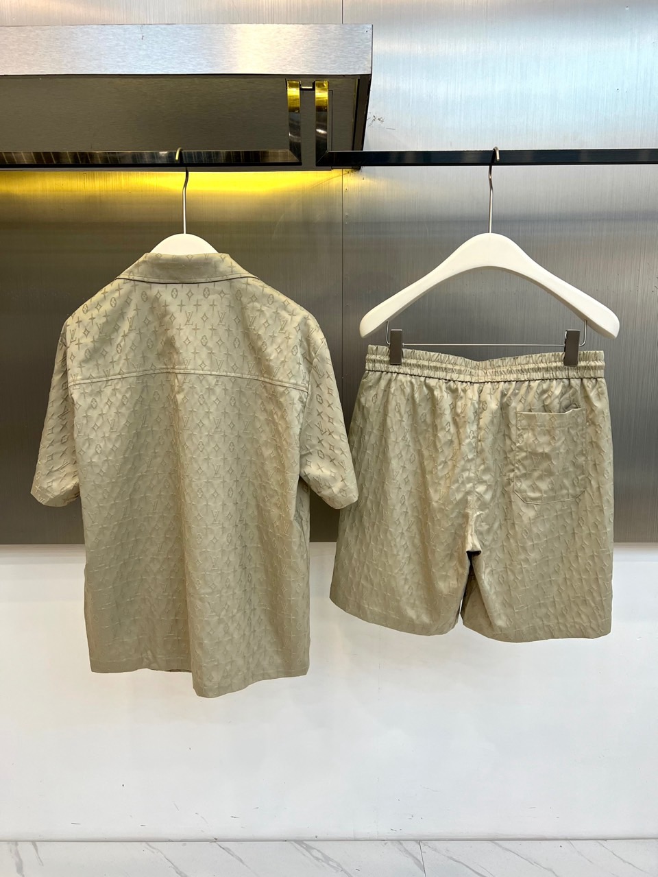 一套.1v威登、2026春夏新品老花套装，以纯色调重塑经典Monogram图案，低调中彰显奢华质感。短袖