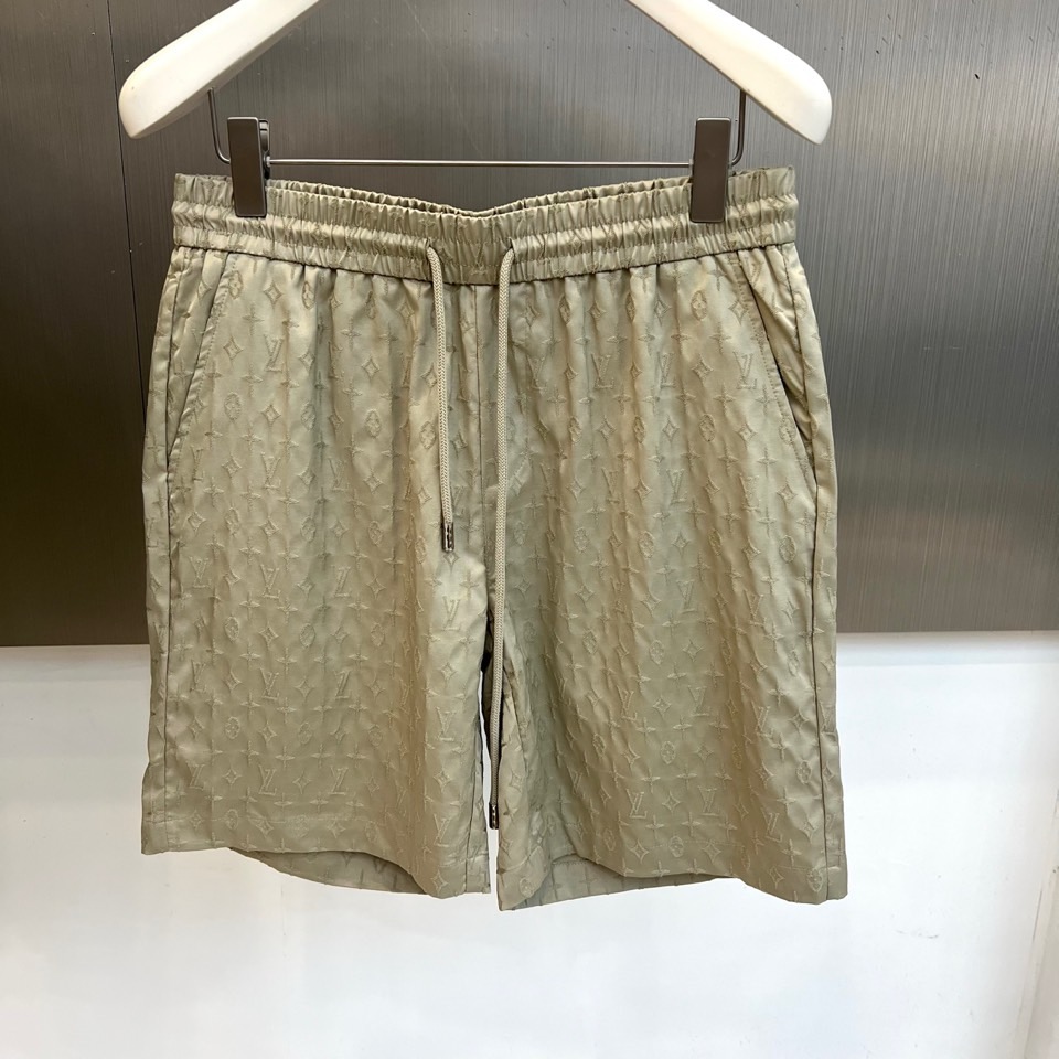 一套.1v威登、2026春夏新品老花套装，以纯色调重塑经典Monogram图案，低调中彰显奢华质感。短袖