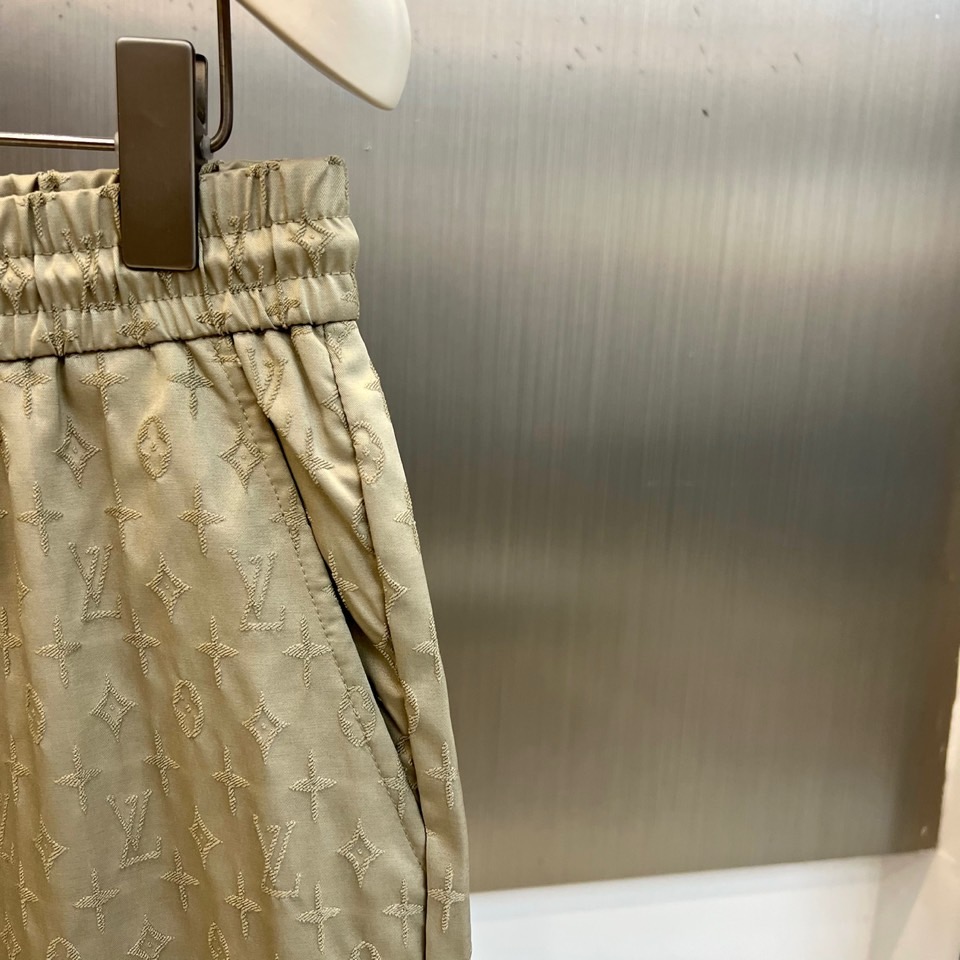 一套.1v威登、2026春夏新品老花套装，以纯色调重塑经典Monogram图案，低调中彰显奢华质感。短袖