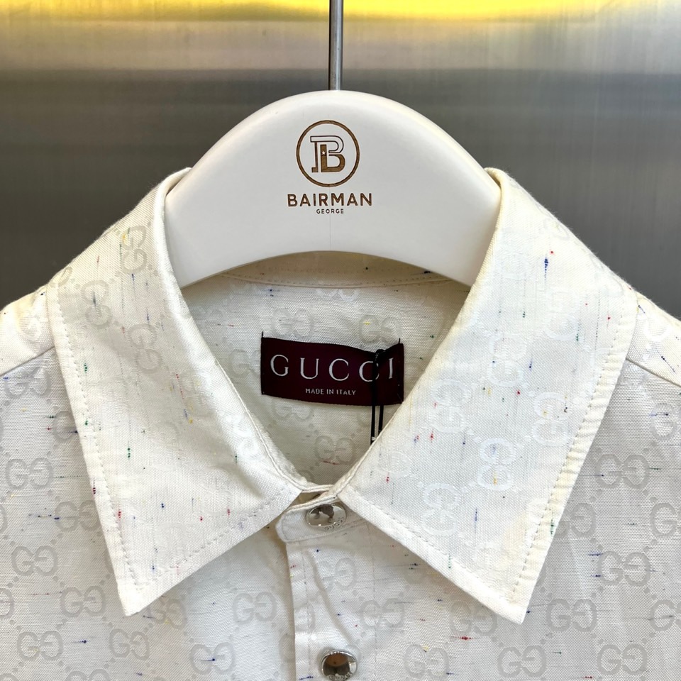 一套.Gucc古驰、2026春夏新品老花套装，以经典双G印花为核心元素，色调基底交织纹理，低调中彰显奢华