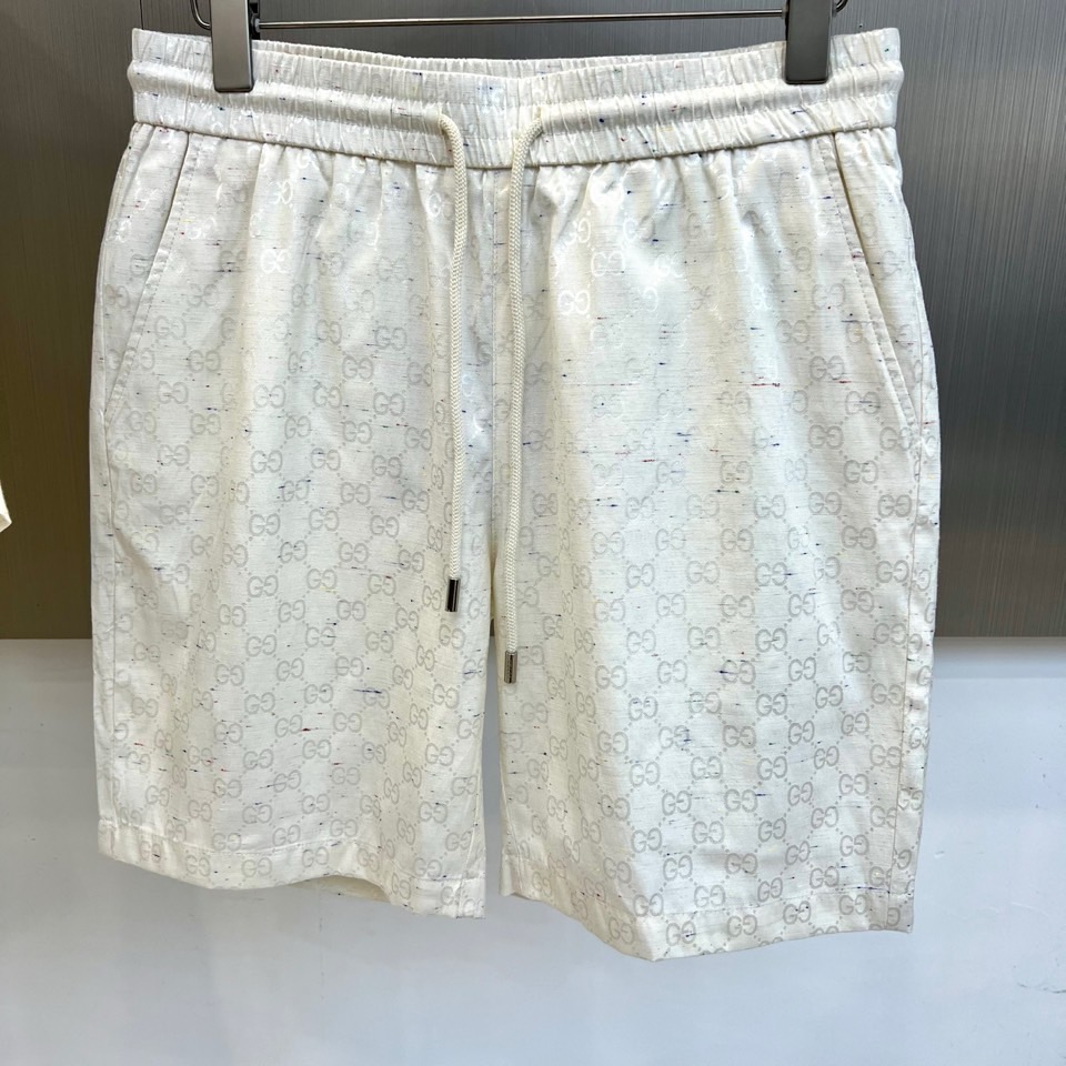 一套.Gucc古驰、2026春夏新品老花套装，以经典双G印花为核心元素，色调基底交织纹理，低调中彰显奢华