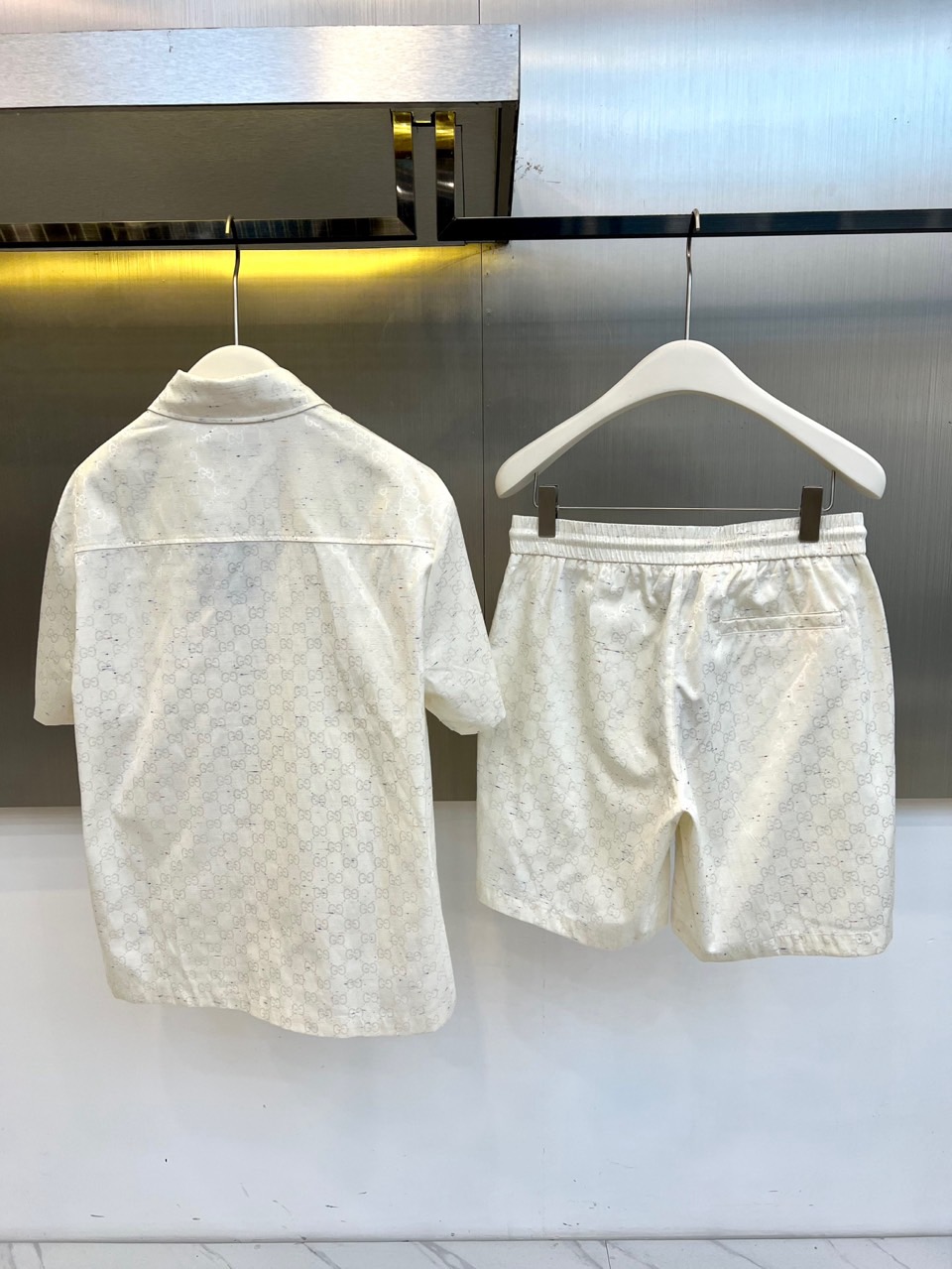 一套.Gucc古驰、2026春夏新品老花套装，以经典双G印花为核心元素，色调基底交织纹理，低调中彰显奢华