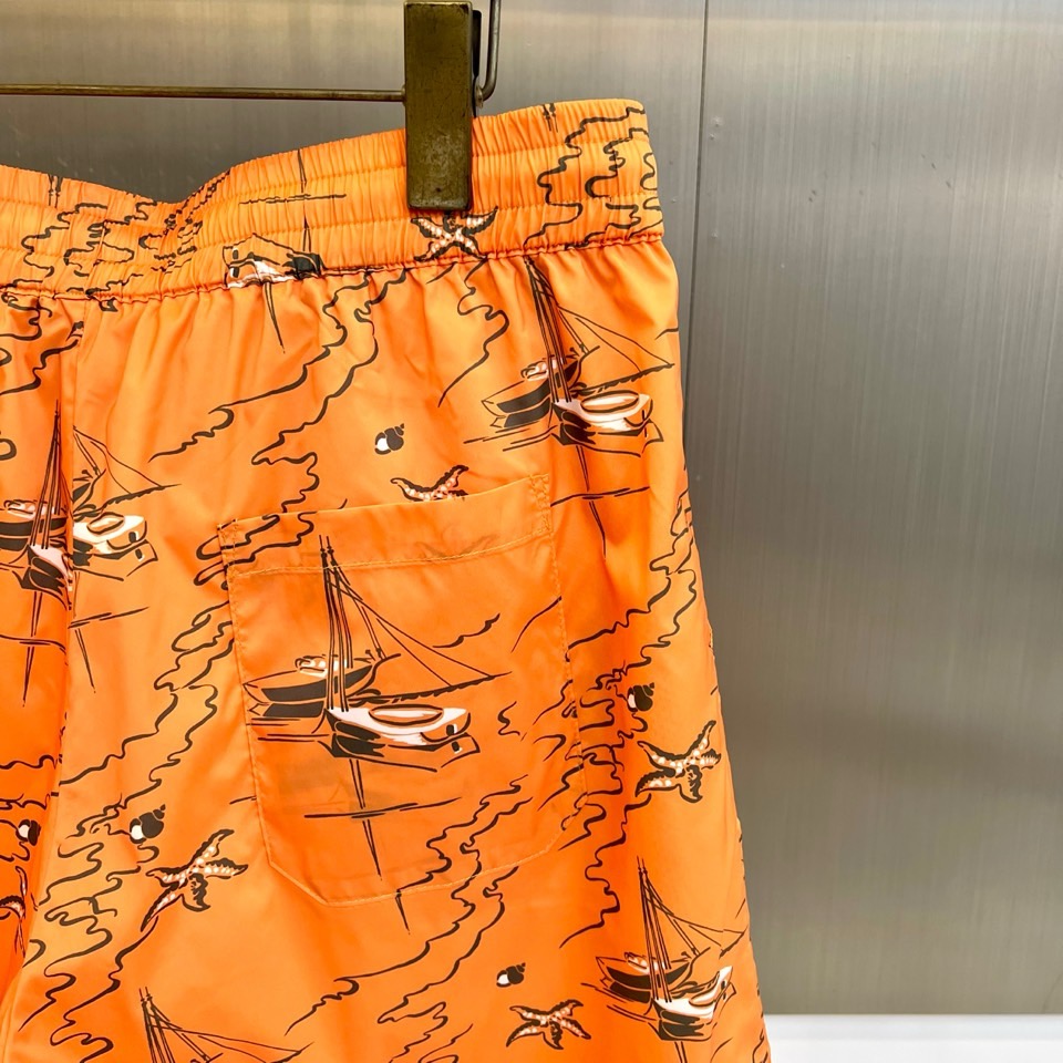 1v威登、2026春夏新品短裤，满印帆船🌾、海浪与海星图案，营造浓郁海滨度假氛围。腰部采用松紧带+抽绳设