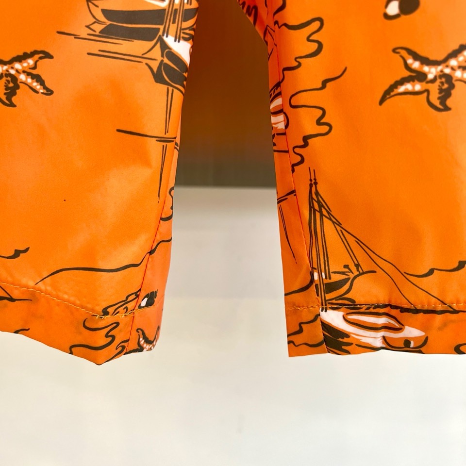 1v威登、2026春夏新品短裤，满印帆船🌾、海浪与海星图案，营造浓郁海滨度假氛围。腰部采用松紧带+抽绳设