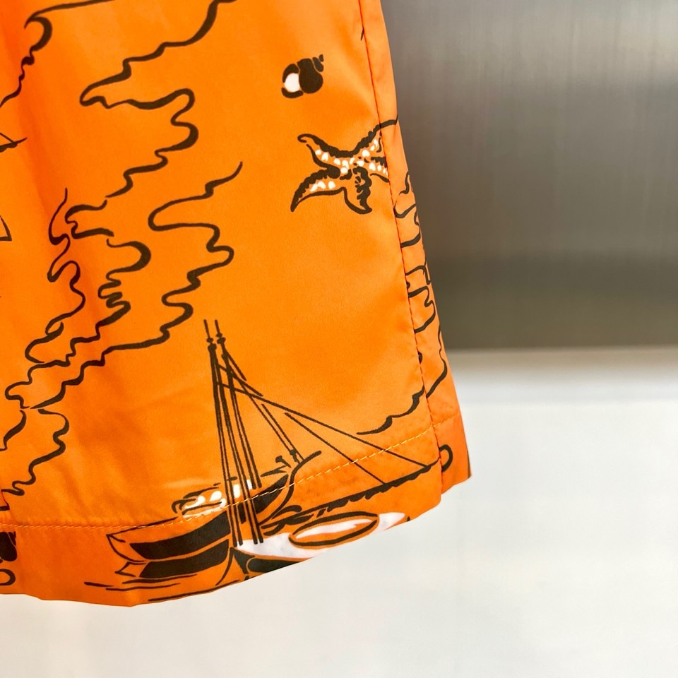 1v威登、2026春夏新品短裤，满印帆船🌾、海浪与海星图案，营造浓郁海滨度假氛围。腰部采用松紧带+抽绳设