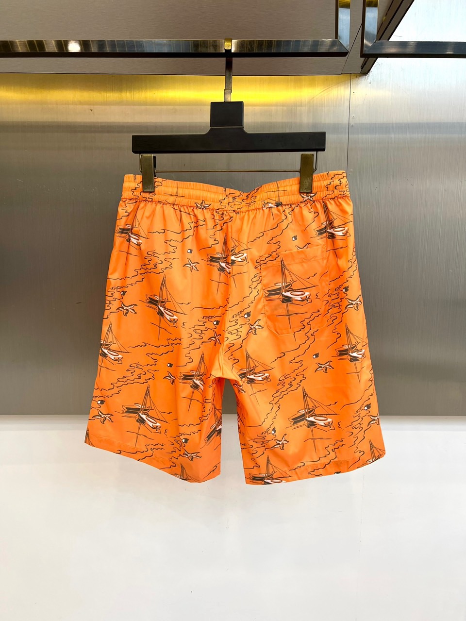1v威登、2026春夏新品短裤，满印帆船🌾、海浪与海星图案，营造浓郁海滨度假氛围。腰部采用松紧带+抽绳设