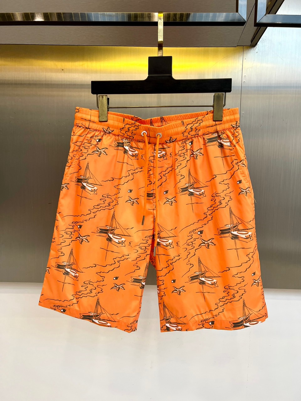 1v威登、2026春夏新品短裤，满印帆船🌾、海浪与海星图案，营造浓郁海滨度假氛围。腰部采用松紧带+抽绳设