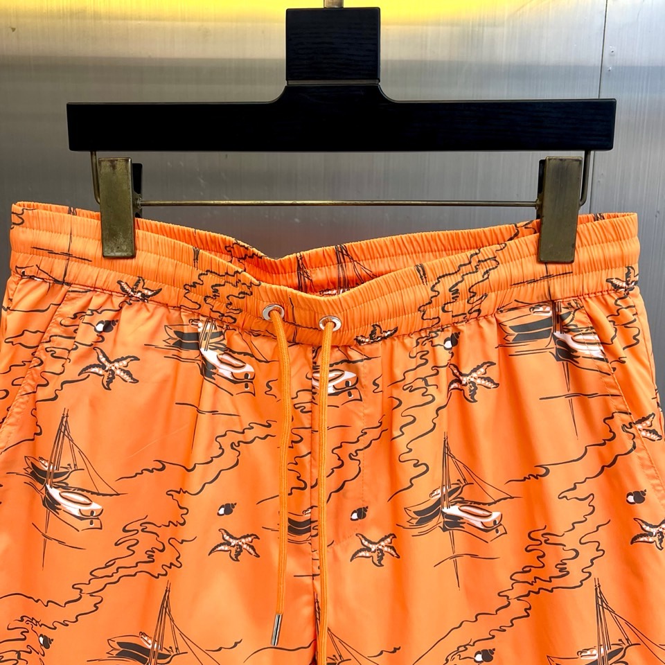 1v威登、2026春夏新品短裤，满印帆船🌾、海浪与海星图案，营造浓郁海滨度假氛围。腰部采用松紧带+抽绳设