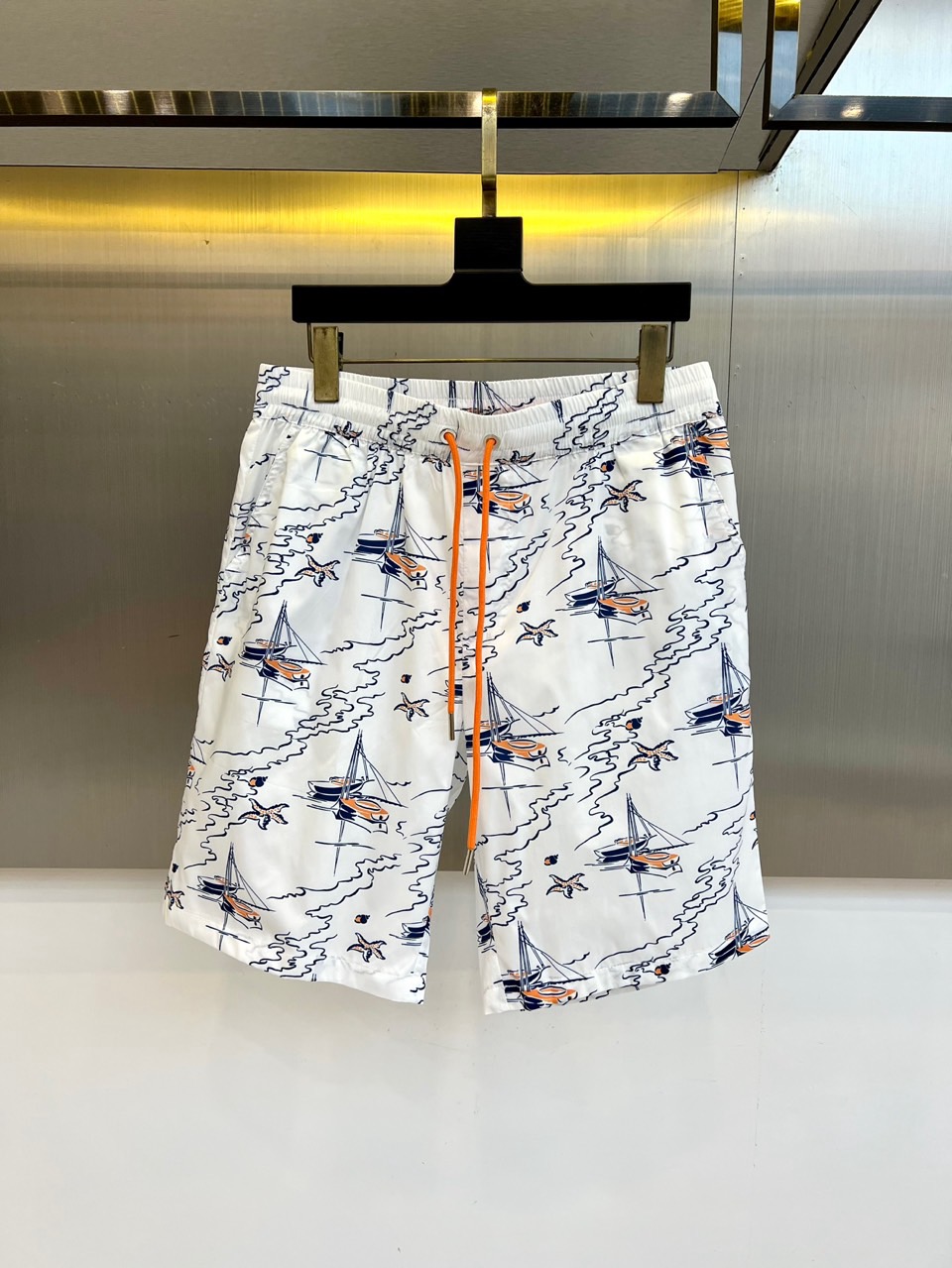 1v威登、2026春夏新品短裤，满印帆船🌾、海浪与海星图案，营造浓郁海滨度假氛围。腰部采用松紧带+抽绳设