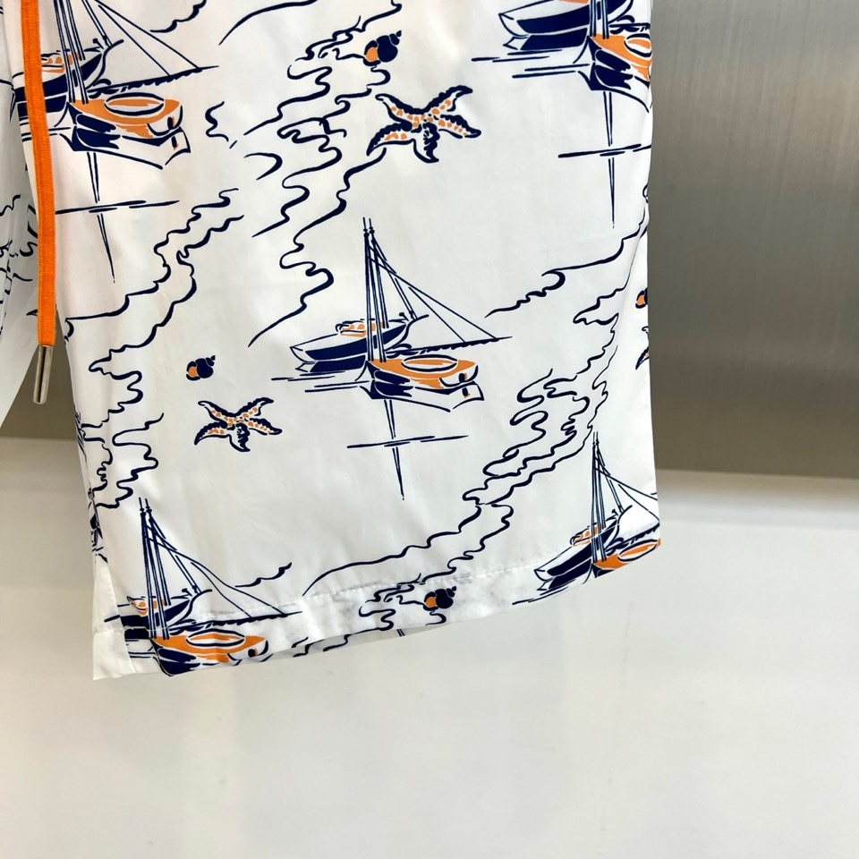 1v威登、2026春夏新品短裤，满印帆船🌾、海浪与海星图案，营造浓郁海滨度假氛围。腰部采用松紧带+抽绳设