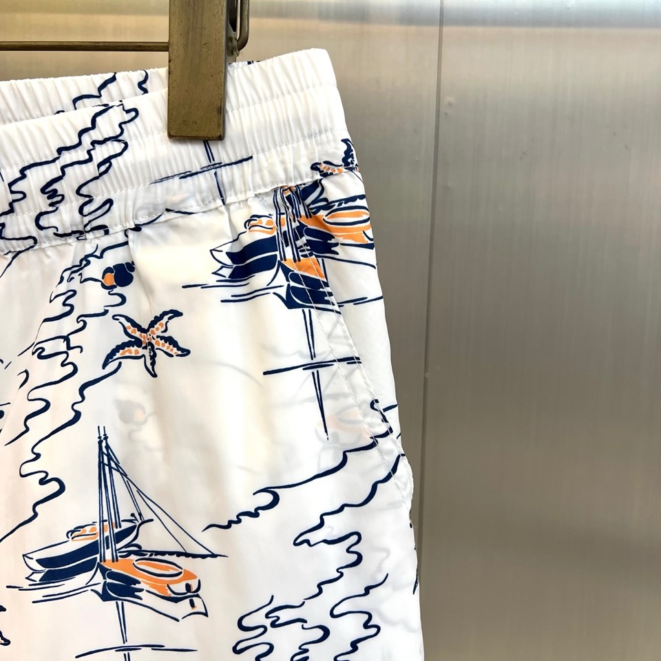 1v威登、2026春夏新品短裤，满印帆船🌾、海浪与海星图案，营造浓郁海滨度假氛围。腰部采用松紧带+抽绳设
