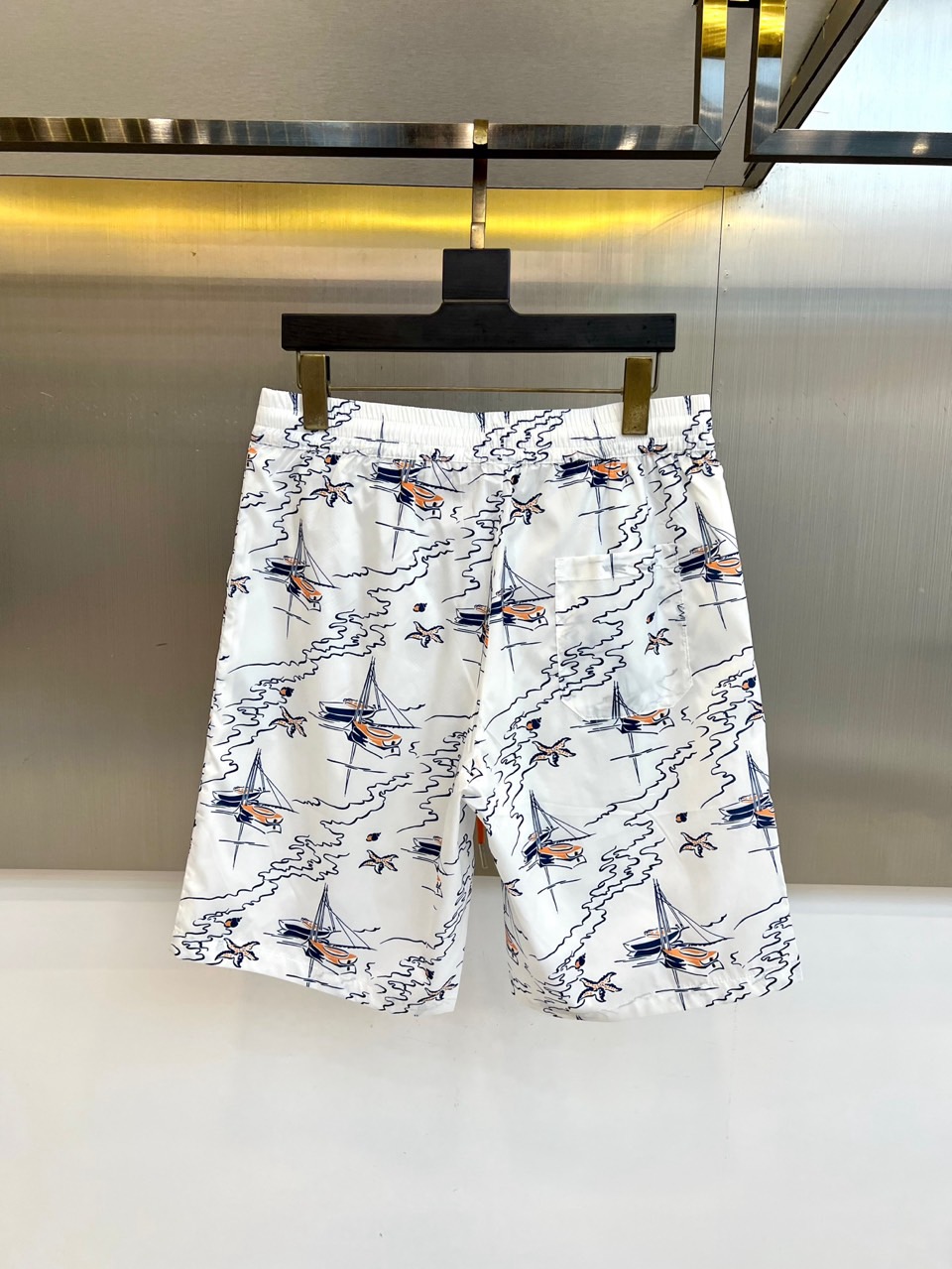 1v威登、2026春夏新品短裤，满印帆船🌾、海浪与海星图案，营造浓郁海滨度假氛围。腰部采用松紧带+抽绳设