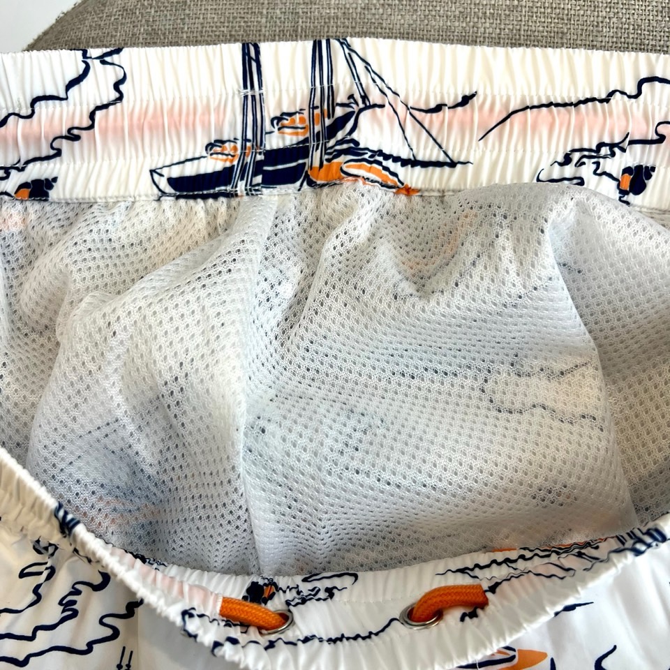 1v威登、2026春夏新品短裤，满印帆船🌾、海浪与海星图案，营造浓郁海滨度假氛围。腰部采用松紧带+抽绳设