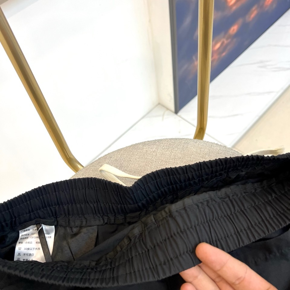 Alexander Wang亚历山大、2026春夏新品短裤，以清新为主调，后腰弹力松紧设计适配多元身形，