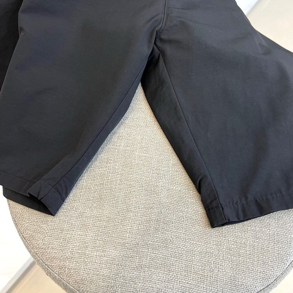 Alexander Wang亚历山大、2026春夏新品短裤，以清新为主调，后腰弹力松紧设计适配多元身形，