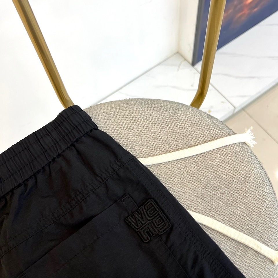 Alexander Wang亚历山大、2026春夏新品短裤，以清新为主调，后腰弹力松紧设计适配多元身形，