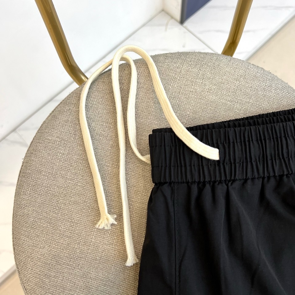 Alexander Wang亚历山大、2026春夏新品短裤，以清新为主调，后腰弹力松紧设计适配多元身形，