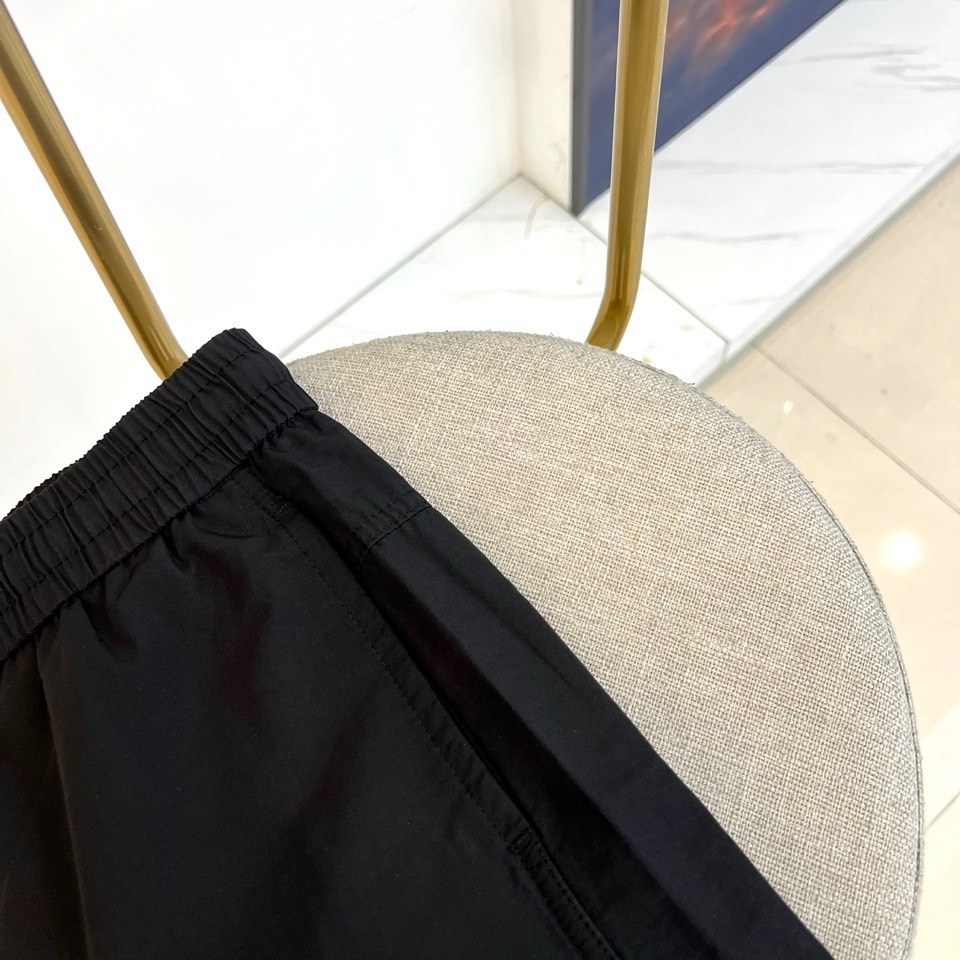 Alexander Wang亚历山大、2026春夏新品短裤，以清新为主调，后腰弹力松紧设计适配多元身形，