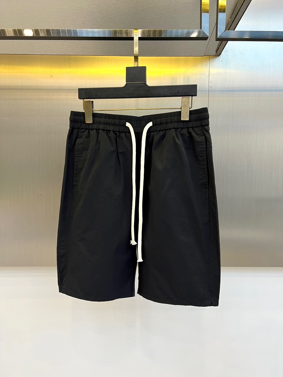 Alexander Wang亚历山大、2026春夏新品短裤，以清新为主调，后腰弹力松紧设计适配多元身形，