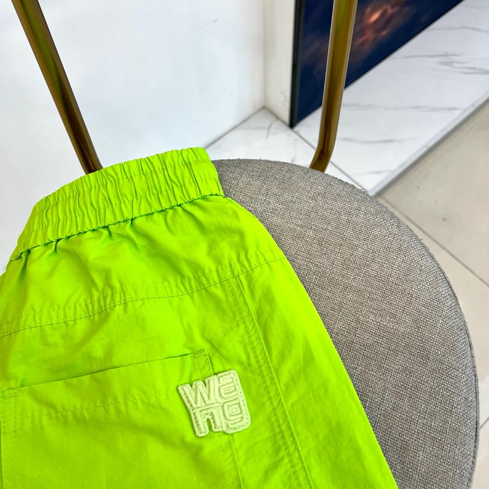 Alexander Wang亚历山大、2026春夏新品短裤，以清新为主调，后腰弹力松紧设计适配多元身形，