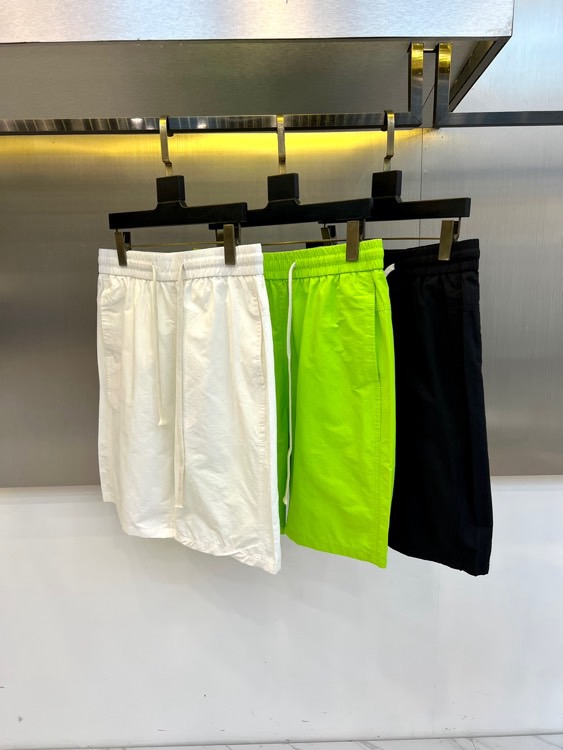 Alexander Wang亚历山大、2026春夏新品短裤，以清新为主调，后腰弹力松紧设计适配多元身形，