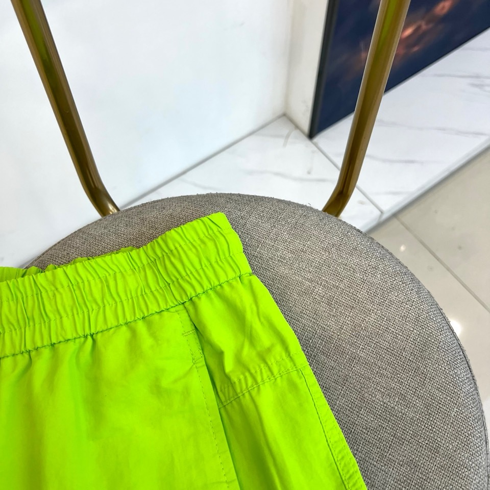 Alexander Wang亚历山大、2026春夏新品短裤，以清新为主调，后腰弹力松紧设计适配多元身形，