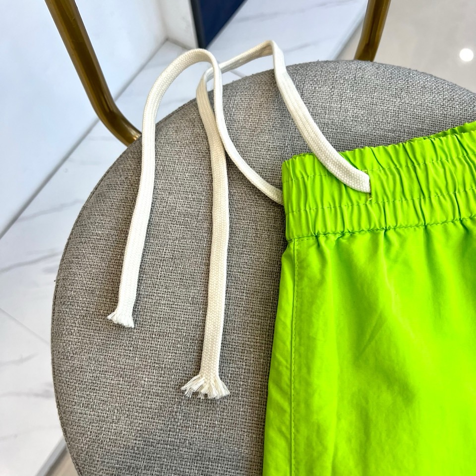 Alexander Wang亚历山大、2026春夏新品短裤，以清新为主调，后腰弹力松紧设计适配多元身形，