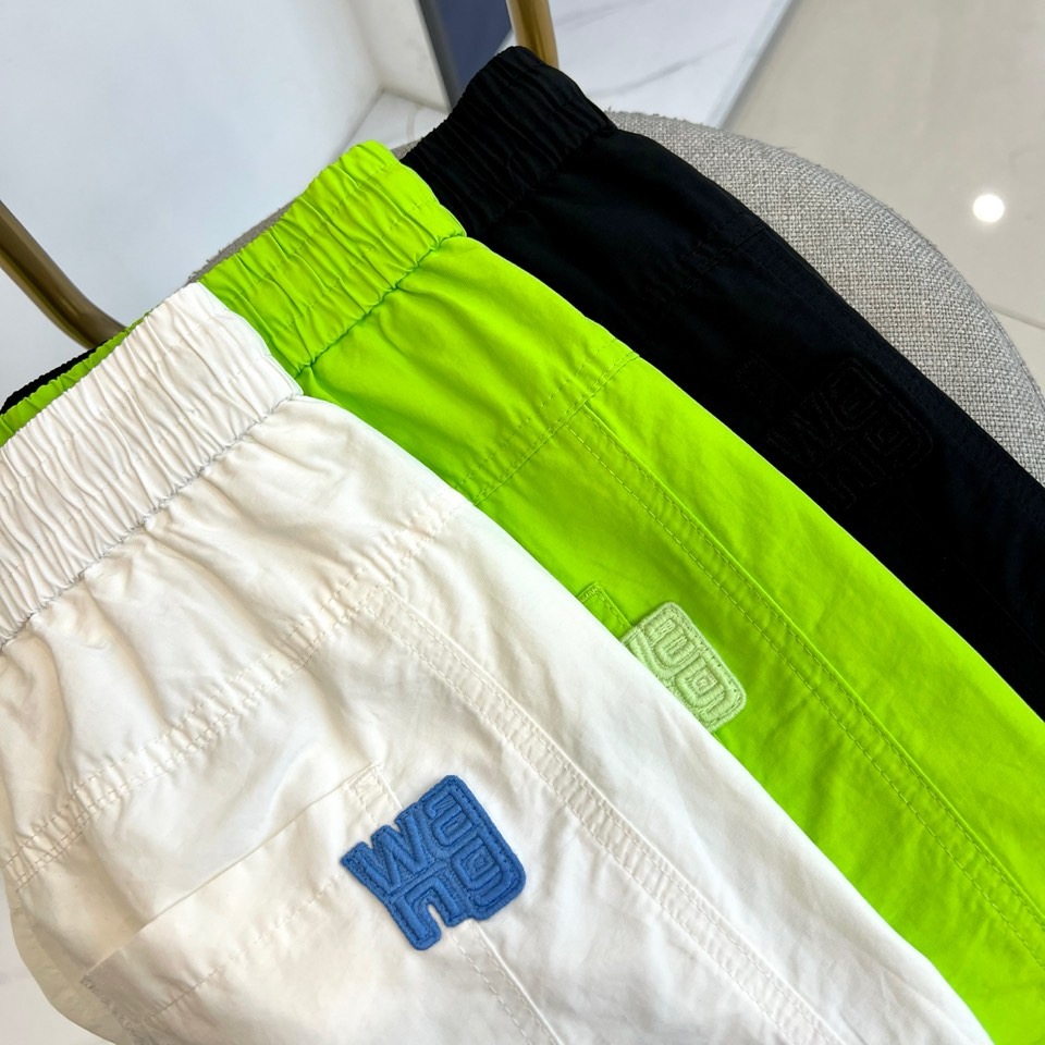 Alexander Wang亚历山大、2026春夏新品短裤，以清新为主调，后腰弹力松紧设计适配多元身形，