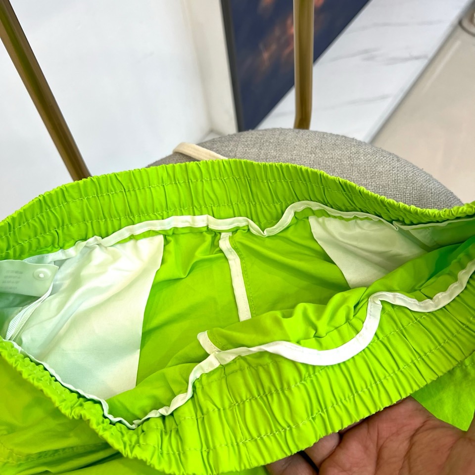 Alexander Wang亚历山大、2026春夏新品短裤，以清新为主调，后腰弹力松紧设计适配多元身形，